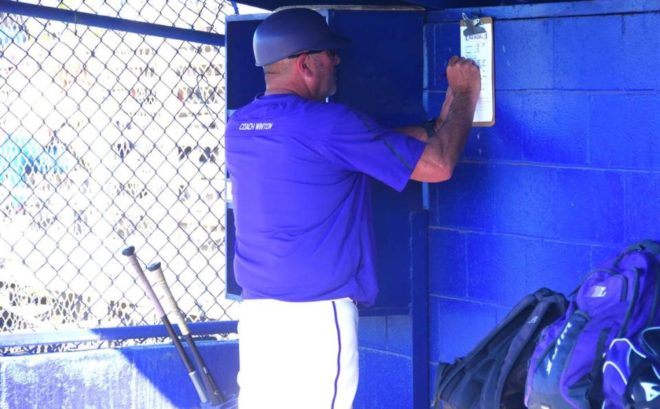 El entrenador de beisbol de Livingston High School, Matt Winton, toma notas en una tarjeta de alineación durante un partido de los Wolves contra los Enochs, el martes 2 de abril de 2024, en el Memorial Ballpark de Atwater. Winton ha entrenado a su alma mater durante 31 temporadas. Shawn Jansen/Sjansen@mercedsun-star.com