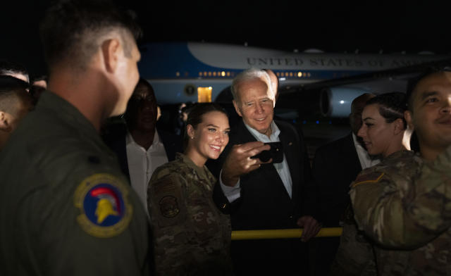Al regresar de la Cumbre del G20 en Bali, el presidente Joe Biden saluda al personal militar estadounidense mientras el Air Force One se detiene a reabastecerse de combustible en la base Andersen de la Fuerza Aérea en Guam, el miércoles 16 de noviembre de 2022. (Doug Mills/The New York Times)
