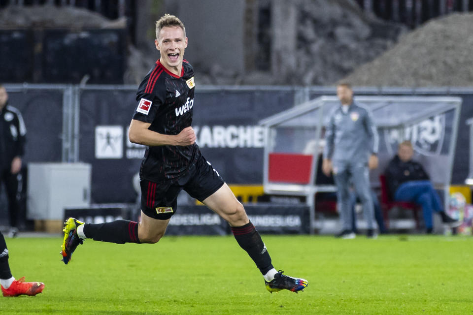 Paul Jaeckel celebra tras anotar el gol con el que Union Berlín derrotó 1-0 a Stuttgart en la Bundesliga, el domingo 9 de octubre de 2022. (Tom Weller/dpa via AP)