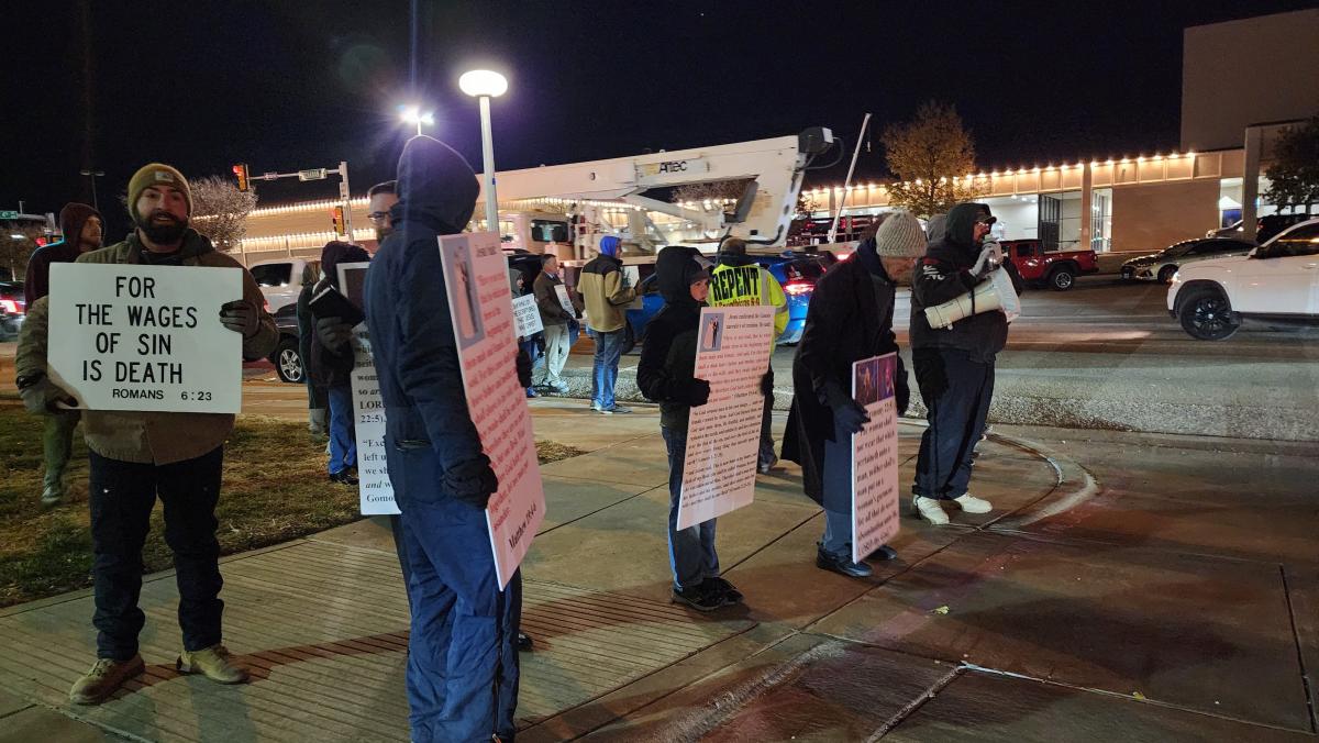 'A Drag Queen Christmas' draws protesters and supporters to Amarillo