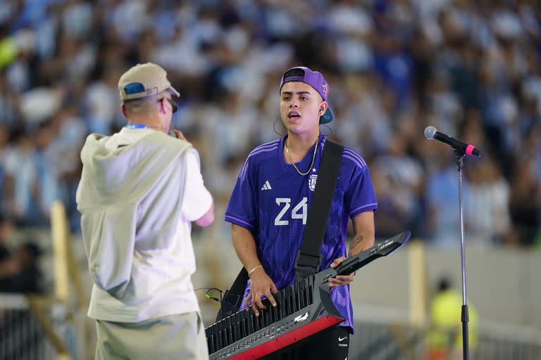 La T y la M cantaban "Pa' la selección" mientras Rodrigo de Paul y Leandro Paredes cumplian la cábala de los caramelos en el centro del campo de juego del monumental