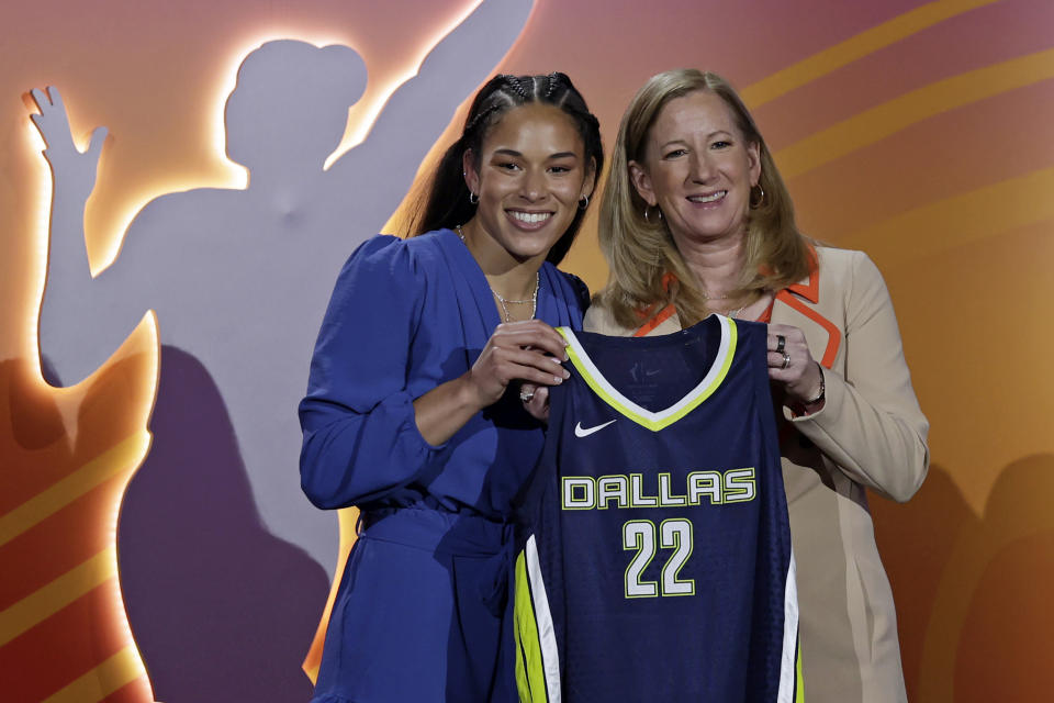 Veronica Burton de Northwestern, a la izquierda, posa para una foto con la comisionada Cathy Engelbert después de ser seleccionada por las Dallas Wings como la séptima selección general en el draft de baloncesto de la WNBA, el lunes 11 de abril de 2022, en Nueva York.  (Foto AP/Adam Hunger)