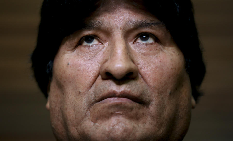 El expresidente de Bolivia, Evo Morales, mira hacia arriba mientras sus abogados hablan durante una conferencia de prensa sobre el rechazo de su postulación para senador en Buenos Aires, donde vive, el viernes 21 de febrero de 2020. (AP Foto / Natacha Pisarenko)