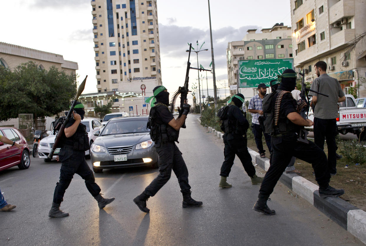 Combatientes del ala militar de Hamás, las Brigadas Al-Qasam, en la ciudad de Gaza, el 19 de octubre de 2011. (Lynsey Addario/The New York Times)

