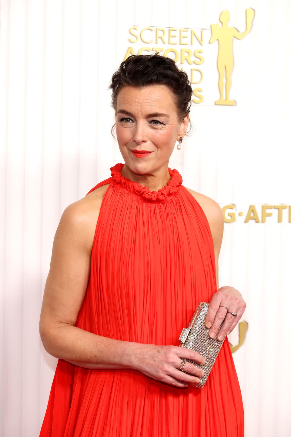 olivia williams attends the 29th annual screen actors guild awards in a light red dress and shiny purse
