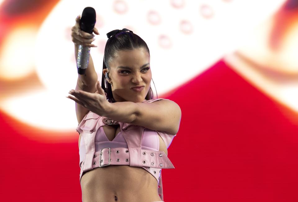 La cantante argentina Emilia Mernes durante su concierto en el Coca-Cola Flow Fest de la Ciudad de México el domingo 26 de noviembre de 2023. (Foto AP/Alejandro Godínez)