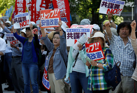 Protesters shout slogans as they protest against an anti-conspiracy bill outside parlliament building in Tokyo, Japan May 23, 2017. REUTERS/Issei Kato