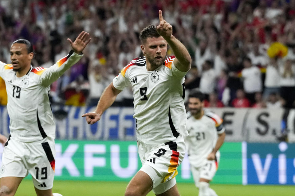 APTOPIX Germany's Niclas Fuellkrug, center, celebrates scoring his side's first goal during a Group A match between Switzerland and Germany at the Euro 2024 soccer tournament in Frankfurt, Germany, Sunday, June 23, 2024. (AP Photo/Frank Augstein)