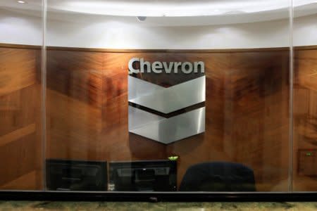 The logo of Chevron is seen at the company's office in Caracas, Venezuela April 25, 2018. REUTERS/Marco Bello - RC1F7DD8CCF0