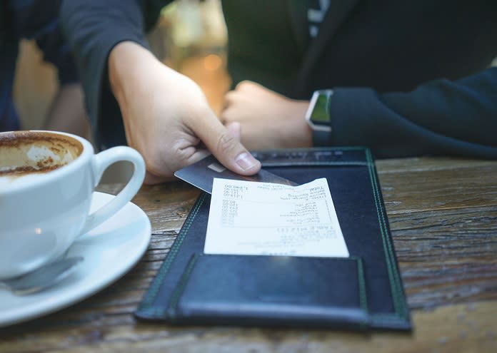¿Te pueden cobrar el servicio de mesa en un restaurante?