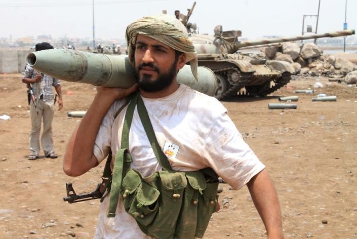 A supporter of the Yemeni separatist Southern Movement carries tank shell on his shoulder in the southern port city of Aden on April 6, 2015 (AFP Photo/Saleh Al-Obeidi)