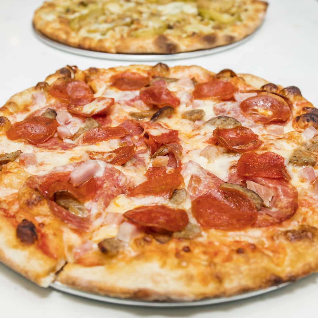 Cucina Palm Beach Gardens serves pizza as well as an extensive range of main plates near the PGA National Resort.