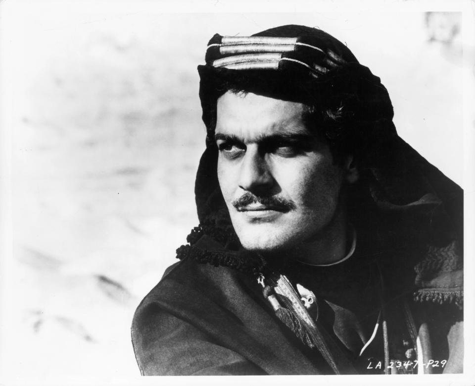 Lorsqu’il entend les sirènes d’Hollywood et qu’il tourne dans <em>Lawrence d’Arabie </em>en 1962, Omar Sharif accepte de signer un contrat de sept ans aux États-Unis avec la Columbia. Avant de s’envoler vers l'Amérique, le comédien est envahi par une intuition. "<em>Je sentais que j'allais tromper ma femme, je savais que je n'allais pas pouvoir rester fidèle à quelqu'un que j'aimais profondément</em>", explique-t-il dans son autobiographie intitulée <em>L’Éternel masculin</em>. L'acteur et Faten Hamama décident alors de rompre d’un commun accord. "<em>Séparons-nous avant que je te trompe</em>", aurait-il lancé à sa compagne. La star collabore avec des réalisateurs prestigieux comme David Lean, Anthony Mann et Fred Zinneman. Il donne la réplique à de nombreuses célébrités, parmi lesquelles Françoise Dorléac, Sophia Loren ou encore Ingrid Bergman, et succombe au charme de plusieurs de ses partenaires. <em>(Photo by Columbia Pictures/Getty Images)</em>