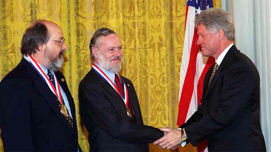 De izquierda a derecha: Kenneth Thompson, Dennis Ritchie y Bill Clinton.