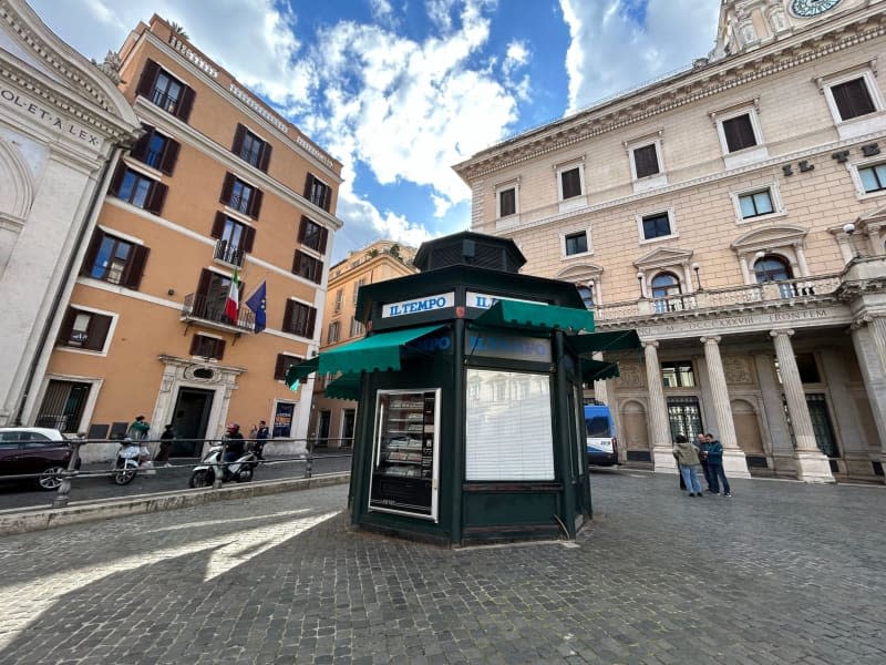 The newspaper kiosk in front of Palazzo Chigi, the official residence of the Italian heads of government, which now only has one vending machine. Christoph Sator/dpa