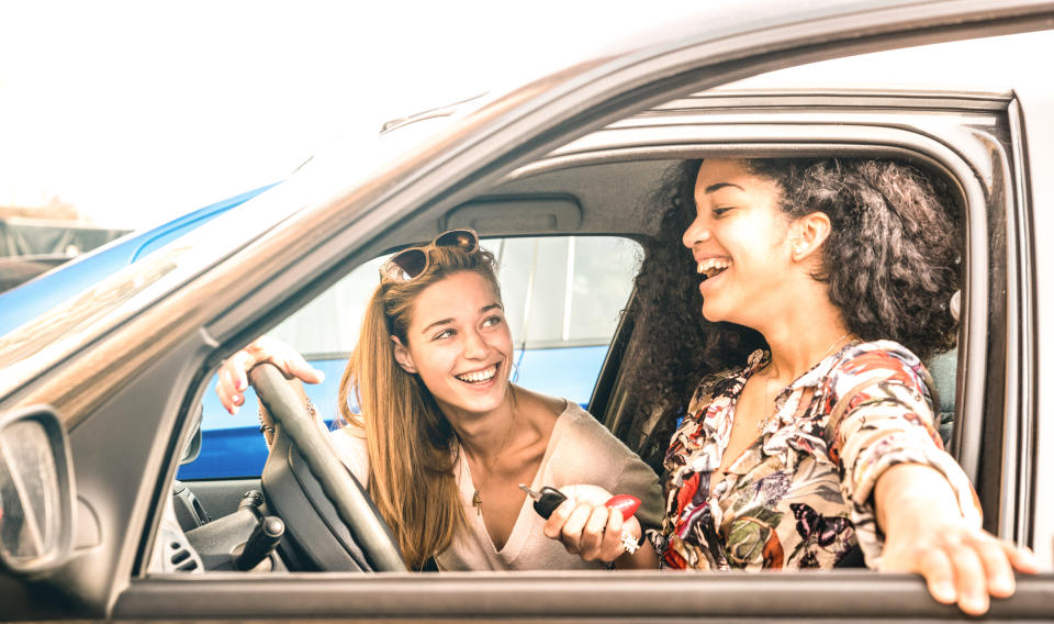 No solo resulta más beneficioso, sino que algunas compañías de alquiler de coches directamente obligan a que les pagues con tarjeta de crédito. Esta suele incluir un seguro que te protegerá en caso de que sufras algún percance y, además, el depósito no será tan caro. (Foto: Getty Images).