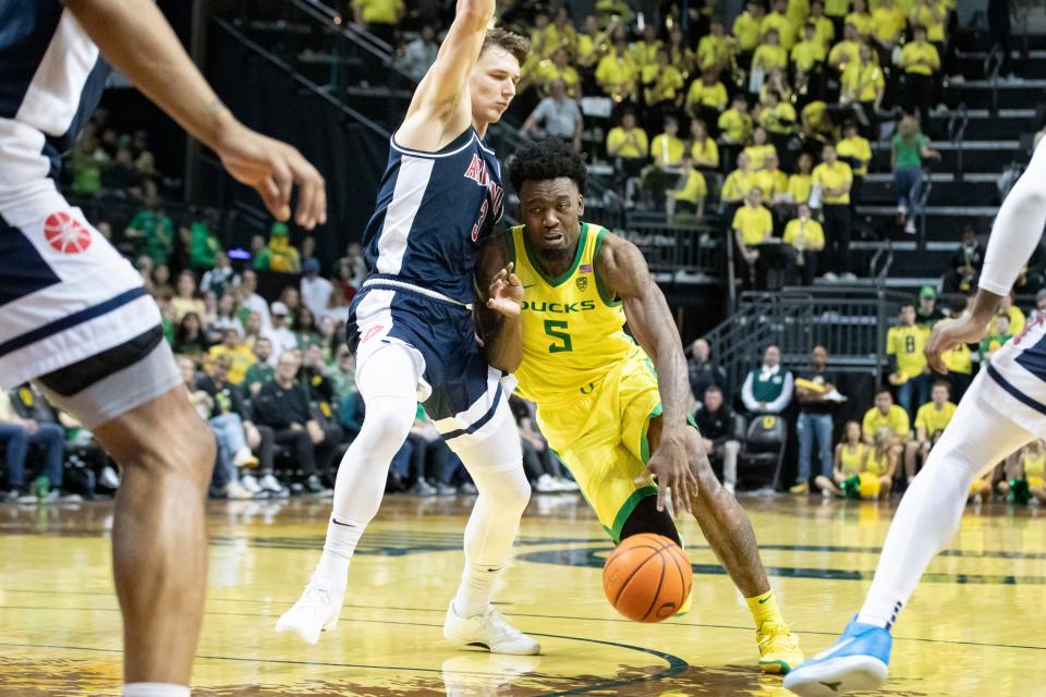 Can Oregon upset Arizona in the Pac-12 men's basketball game on Saturday? Picks and predictions for the game aren't counting on it.