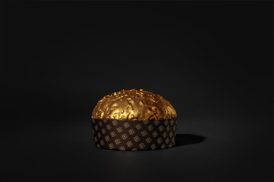 "Il panettone d'oro" by Moschino x Martesana