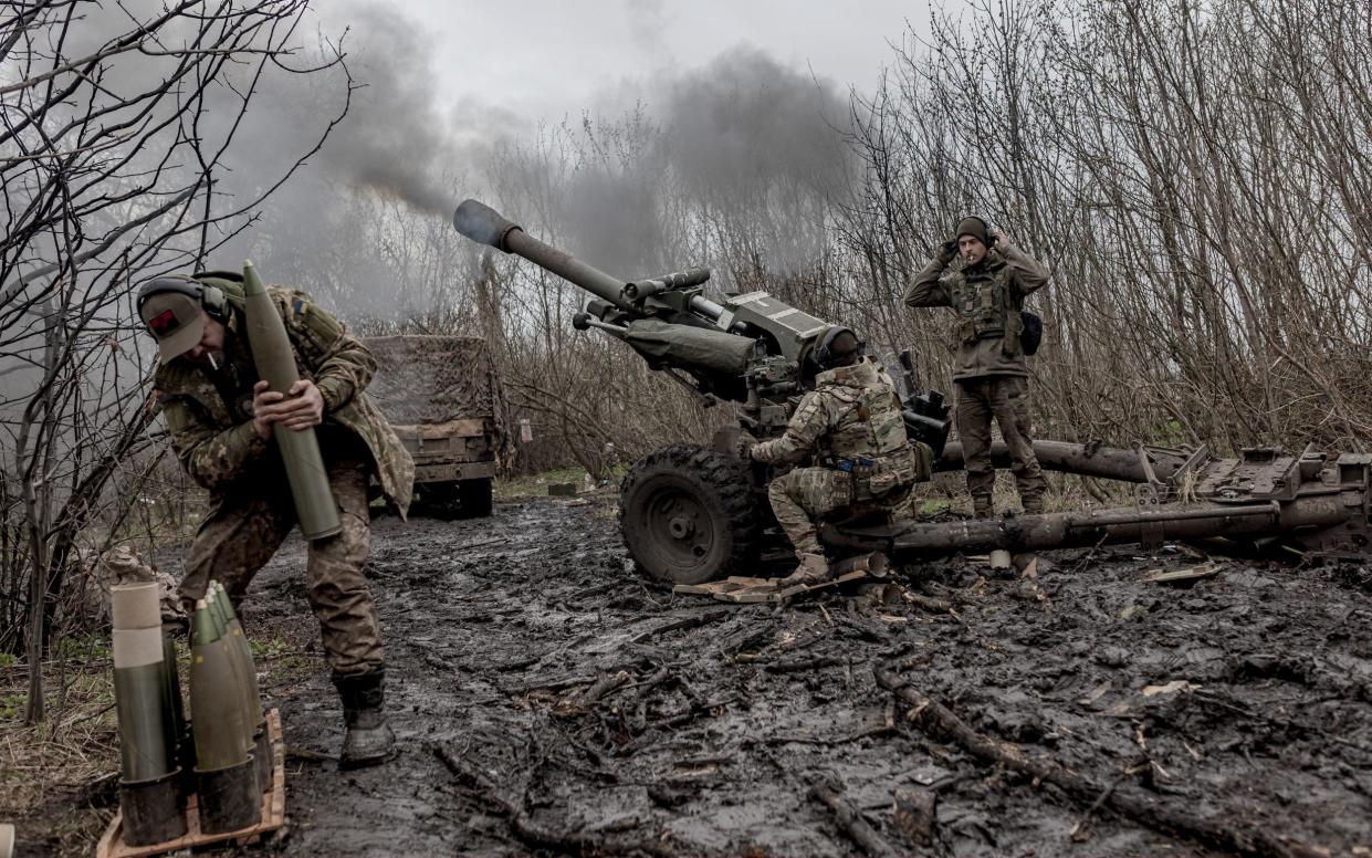 Ukrainian soldiers firing artillery in the direction of Bakhmut