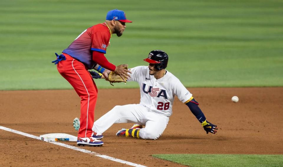 El pelotero de Estados Unidos Nolan Arenado llega quieto a tercera base con un triple en el partido ante Cuba en el Clásico Mundial de Béisbol, celebrado el 19 de marzo de 2023 en Miami.