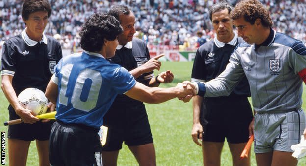 1986年世界杯，馬拉多納與英格蘭門將施路頓賽前雙方握手
