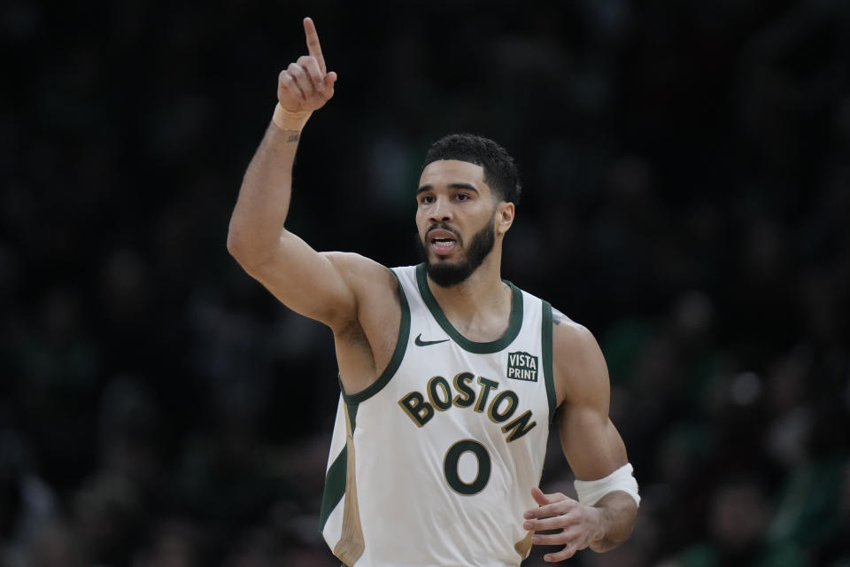 El alero de los Celtics de Boston Jayson Tatum celebra después de anotar en el triunfo de su equipo ante los Grizzlies de Memphis en el encuentro de la NBA del domingo 4 de febrero del 2024. (AP Foto/Steven Senne)