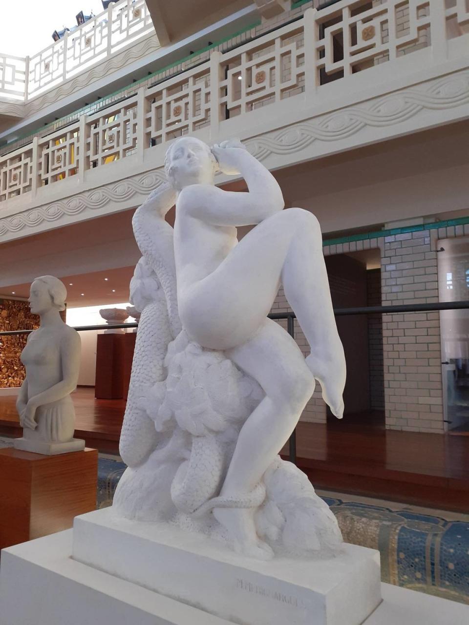 ‘Eva y la serpiente’, una escultura de Marcel Mérignargues.