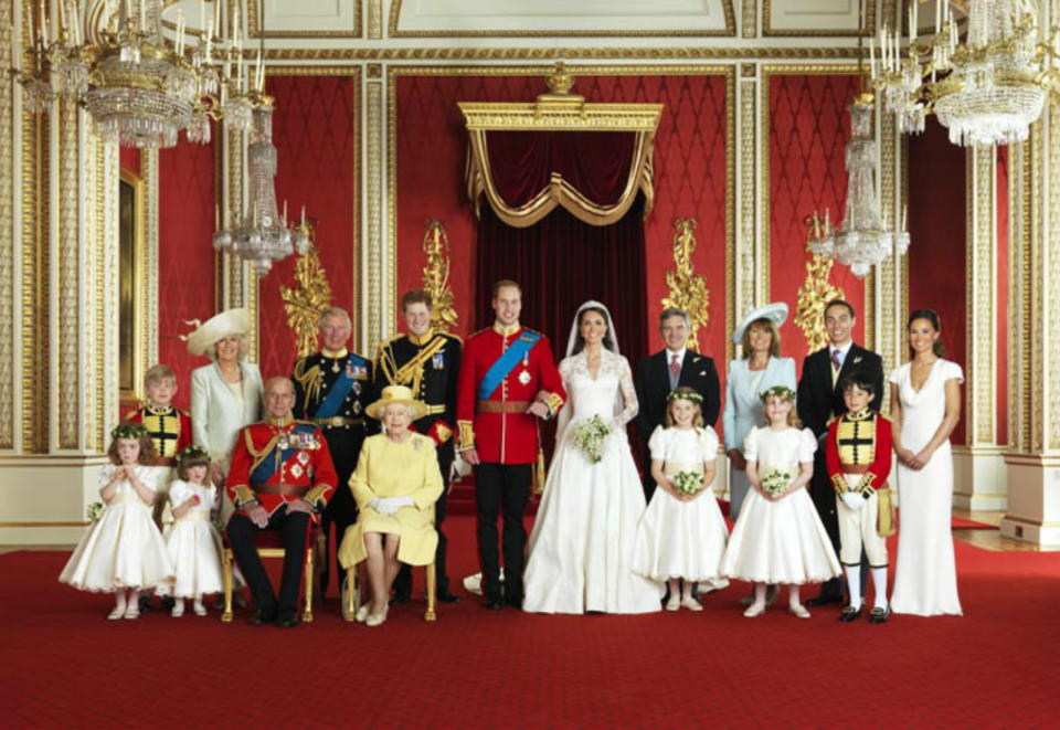 <p>Esa foto formal de Harry y Meghan con su familia recuerda mucho a esta otra de la boda de los duques de Cambridge, aunque los protagonistas posan de forma más simétrica y el fondo es rojo en lugar del verde de la imagen anterior. Además, aparecían los padres y los hermanos de Kate Middleton. (Foto: Gtres). </p>