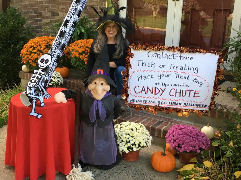 Sarah Schwimmer posa con su tobogán de caramelos "Trick or Treat" mientras planea un Halloween socialmente distante para prevenir la propagación de la enfermedad coronavirus (COVID-19) en Lawrenceville, Nueva Jersey, EEUU, el 23 de octubre de 2020. Foto tomada el 23 de octubre de 2020