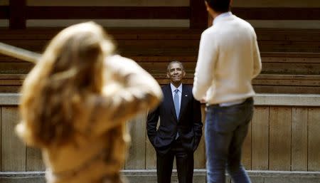 U.S. President Barack Obama watches a selection of songs and excerpts from Hamlet as he tours the Globe Theatre in London to mark the 400th anniversary of William Shakespeare's death April 23, 2016. REUTERS/Kevin Lamarque