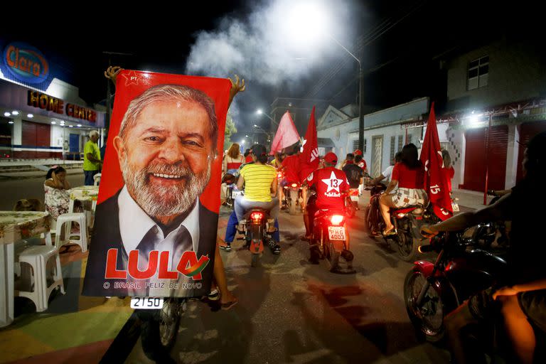 Simpatizantes de Luiz Inácio Lula da Silva festejan los resultados de la segunda vuelta de las elecciones presidenciales en Río de Janeiro, Brasil, el 30 de octubre de 2022 