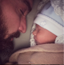 <p>Julián Gil durmiendo junto a su hijo Matías. Julián escribió: Mi querido hijo ….!!! Mati Crecerás hasta el punto en que ya no podré tenerte en mis brazos, pero siempre habrá espacio para ti en mi corazón. Hoy y siempre tu papi/ Cortesía: nstagram.com/juliangil/?hl=es </p>