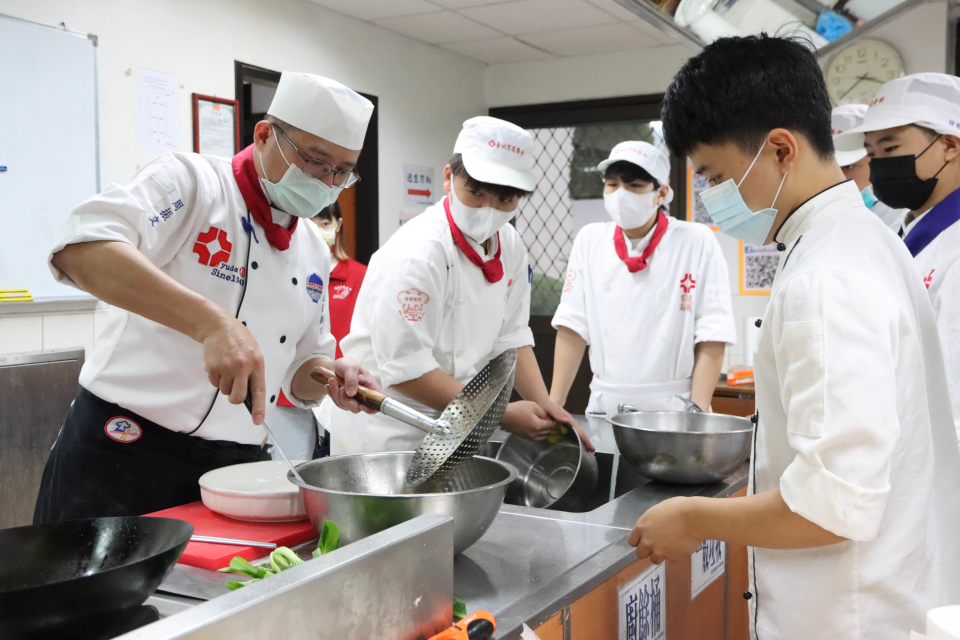 臺北育達高中讓餐飲科學生藉由製餐活動，發揮專業，累積實務經驗