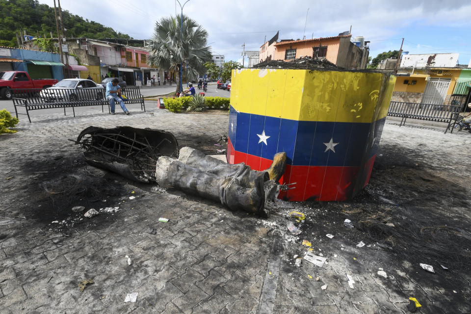 Una estatua destruida del fallecido presidente venezolano Hugo Chávez se encuentra junto a su base en Valencia, Venezuela, el martes 30 de julio de 2024, un día después de que la gente protestara por los resultados oficiales de las elecciones que certificaron como ganador al protegido de Chávez, el actual presidente Nicolás Maduro. (AP Foto/Jacinto Oliveros)