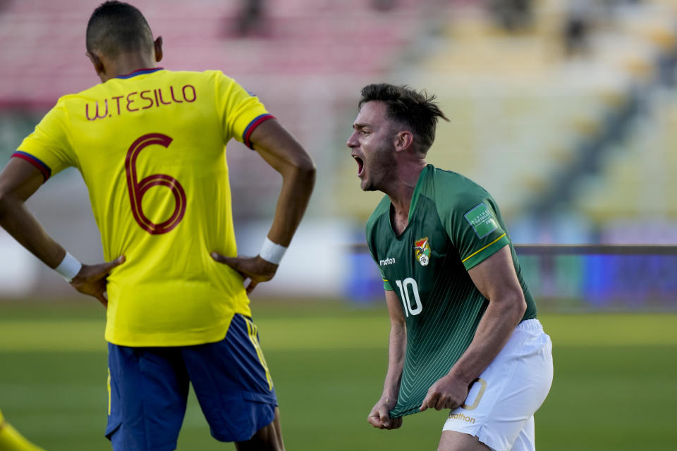 Fernando Saucedo, de la selección de Bolivia, anota el tanto del empate ante Colombia en un partido de las eliminatorias al Mundial, el jueves 2 de septiembre de 2021, en La Paz (Juan Karita/Pool via AP)