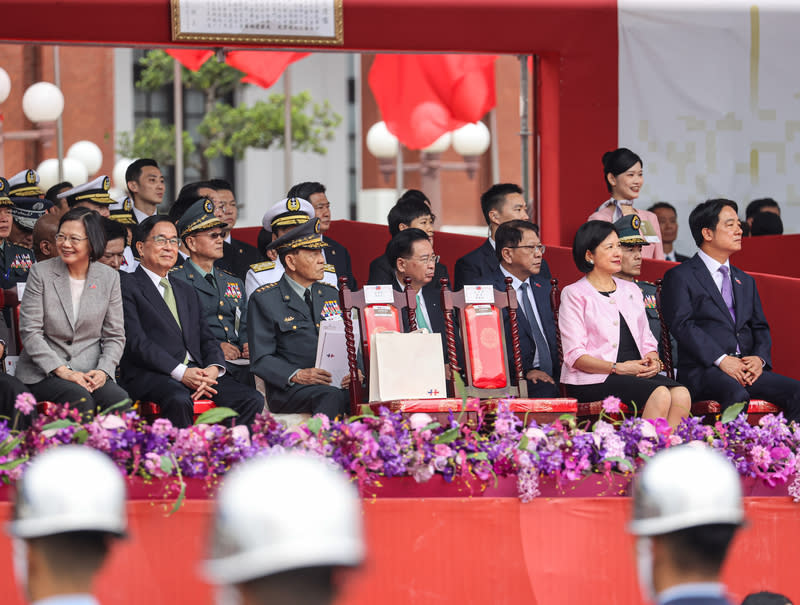 113年國慶大會  前總統獨缺馬英九 中華民國中樞暨各界慶祝113年國慶大會10日在總統 府前盛大舉行，總統賴清德（前右）與前總統蔡英文 （前左）、陳水扁（前左2）等人同台觀禮，獨缺前 總統馬英九。 中央社記者鄭清元攝  113年10月10日