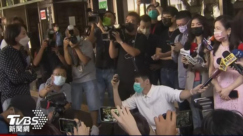 王鴻薇與周玉蔻在北檢門口互罵。（圖／TVBS資料畫面）