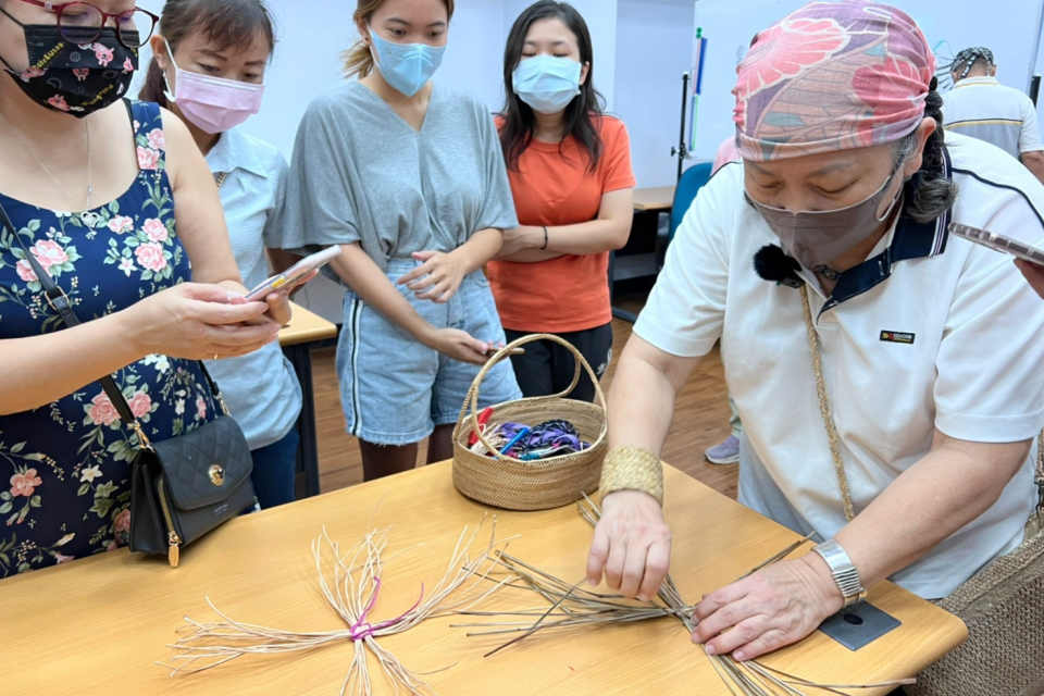 鄭梅玉老師(右)帶聽友體驗藺草編織