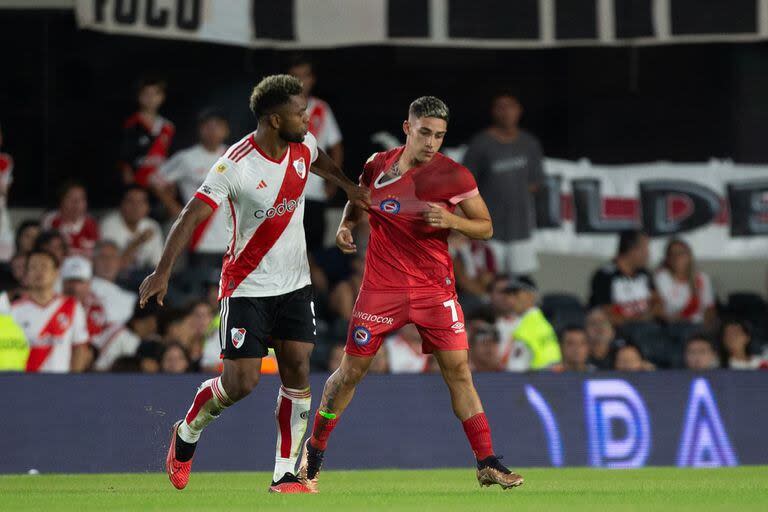 Miguel Borja forcejea con Santiago Montiel, exjugador de River ahora en Argentinos, que festejó con vehemencia su gol ante el Millonario