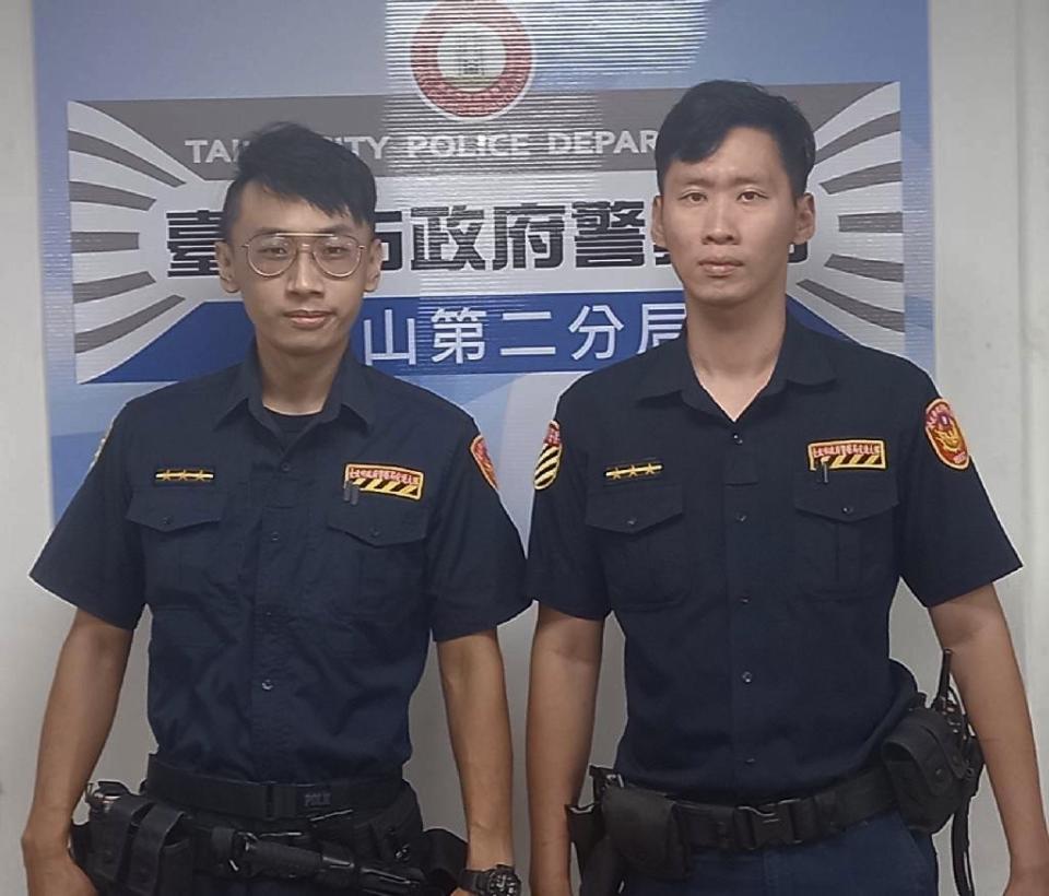 圖片說明：文山第二分局交通分隊警員傅彬（左）、 郭鴻權（右）取締違規時，意外逮到通緝犯。(記者吳萍翻攝）