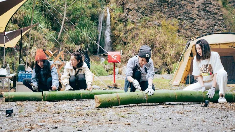 《光露營就很忙了》即將在4月16日開播，楊謹華（左起）、林心如、江宜蓉、郭雪芙合一起製作晚餐竹筒飯。（圖／TVBS）