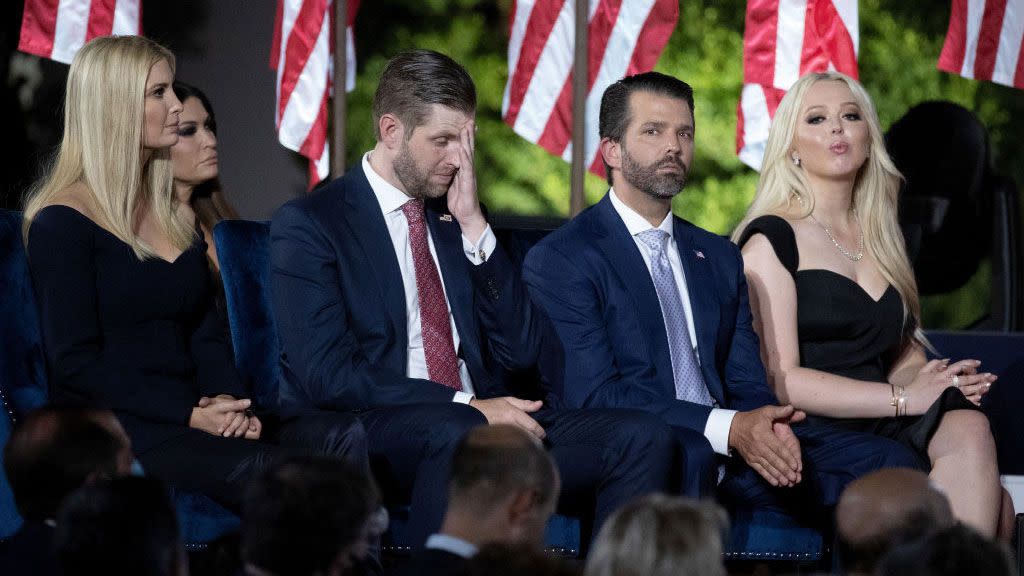 Ivanka Trump, Eric Trump, Donald Trump Jr. y Tiffany Trump sentados en el escenario mientras su padre pronuncia su discurso de 70 minutos para la aceptación de su nominación como candidato a presidente por el Partido Republicano (Fuente: Chip Somodevilla / Getty Images).