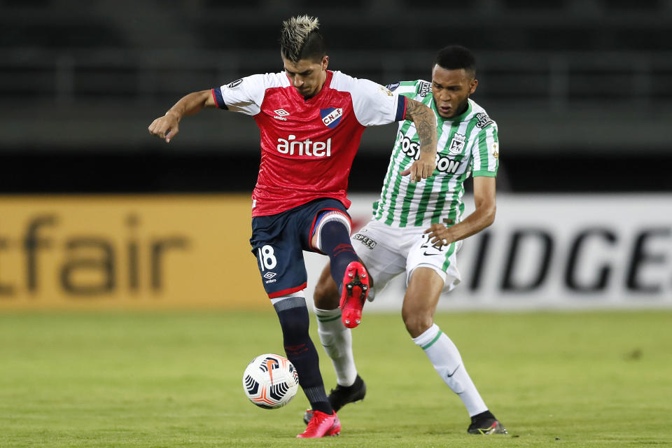 PEREIRA, COLOMBIA - MAY 12: Leandro Fernández of Nacional competes for the ball with Brayan Córdoba of Atletico Nacional during a match between Atletico Nacional and Nacional as part of group F of Copa CONMEBOL Libertadores 2021 at Estadio Hernán Ramírez Villegas on May 12, 2021 in Pereira, Colombia. (Photo by Carlos Ortega - Pool/Getty Images)