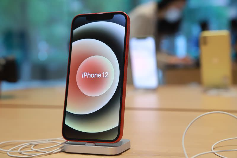 ▲有女網友近期想讓舊手機「退役」，甚至考慮更換成iPhone 11或iPhone 12，但結果她全都不選擇，原因曝光就讓眾人十分認同。（示意圖／記者葉政勳攝）