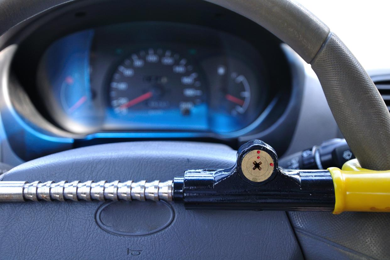 Steering wheel lock in a car