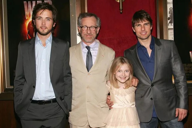 <p>Evan Agostini/Getty </p> Justin Chatwin, Steven Spielberg, Dakota Fanning and Tom Cruise at the premiere of 'War of The Worlds' in June 2005
