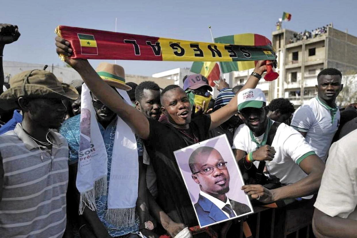 Des supporteurs de l'opposant sénégalais Ousmane Sonko, dont la candidature vient d'être définitivement rejetée, manifestant en mars dernier dans les rues de Dakar.  - Credit:Sylvain Cherkaoui/AP/SIPA