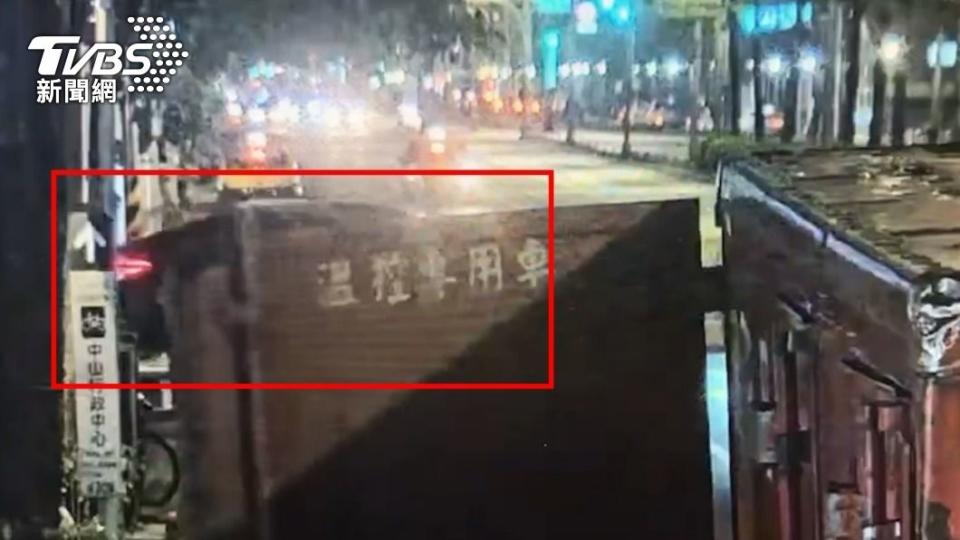 賓士車從錦州街開出撞上職業軍人。（圖／TVBS）