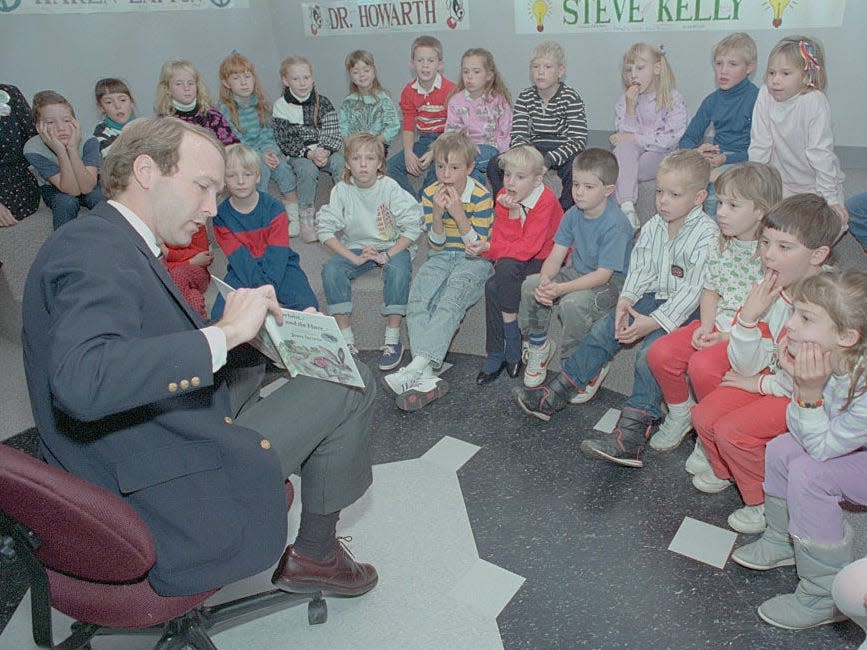 Neil Bush reading to children