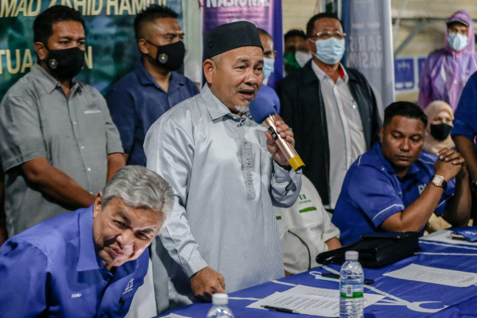 PAS deputy president Datuk Seri Tuan Ibrahim Tuan Man campaigns for Shahelmey Yahaya, BN Tanjung Keramat candidate in Tanjung Keramat, Sabah September 15, 2020. — Picture by Firdaus Latif